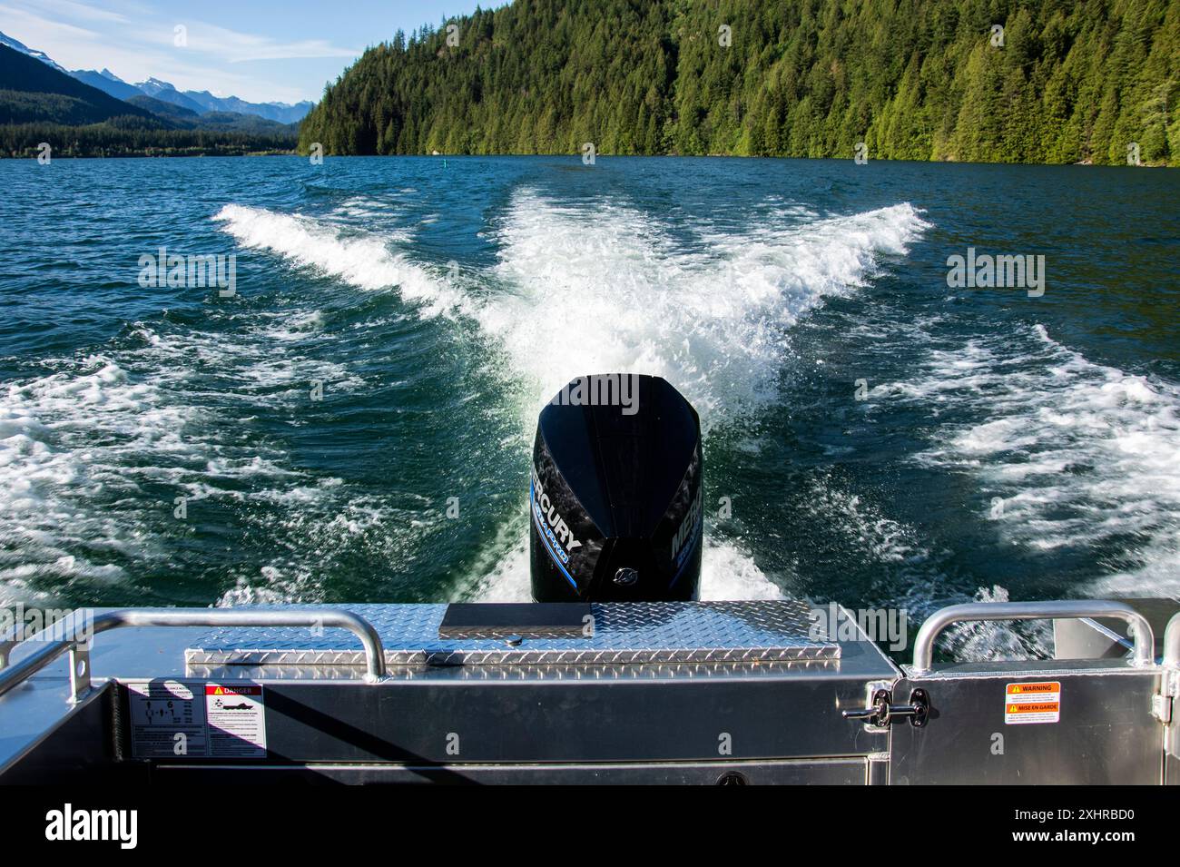 Sillage de bateau sur le lac Stave à Mission, Colombie-Britannique, Canada Banque D'Images
