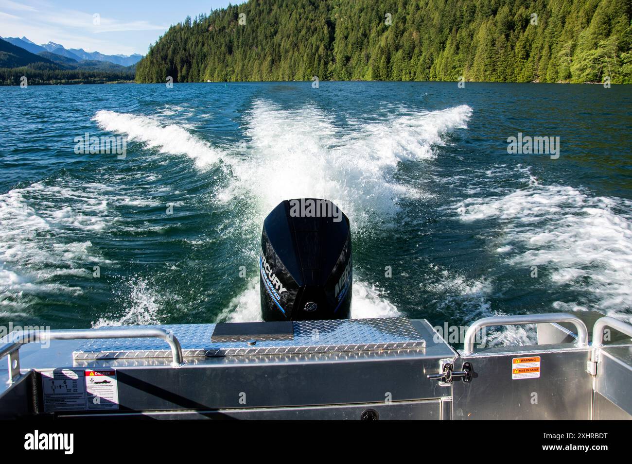 Sillage de bateau sur le lac Stave à Mission, Colombie-Britannique, Canada Banque D'Images