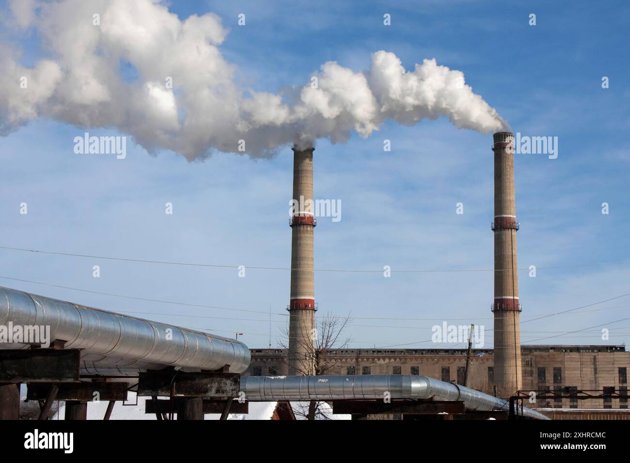 Tuyau de la station de production d'énergie électrique sur le SKY Banque D'Images