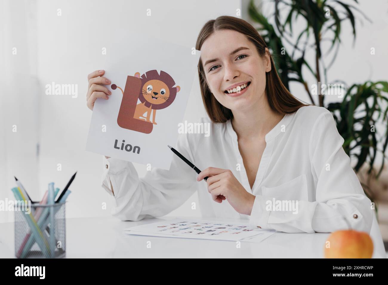 Vue de face femme tenant l'illustration de lion Banque D'Images