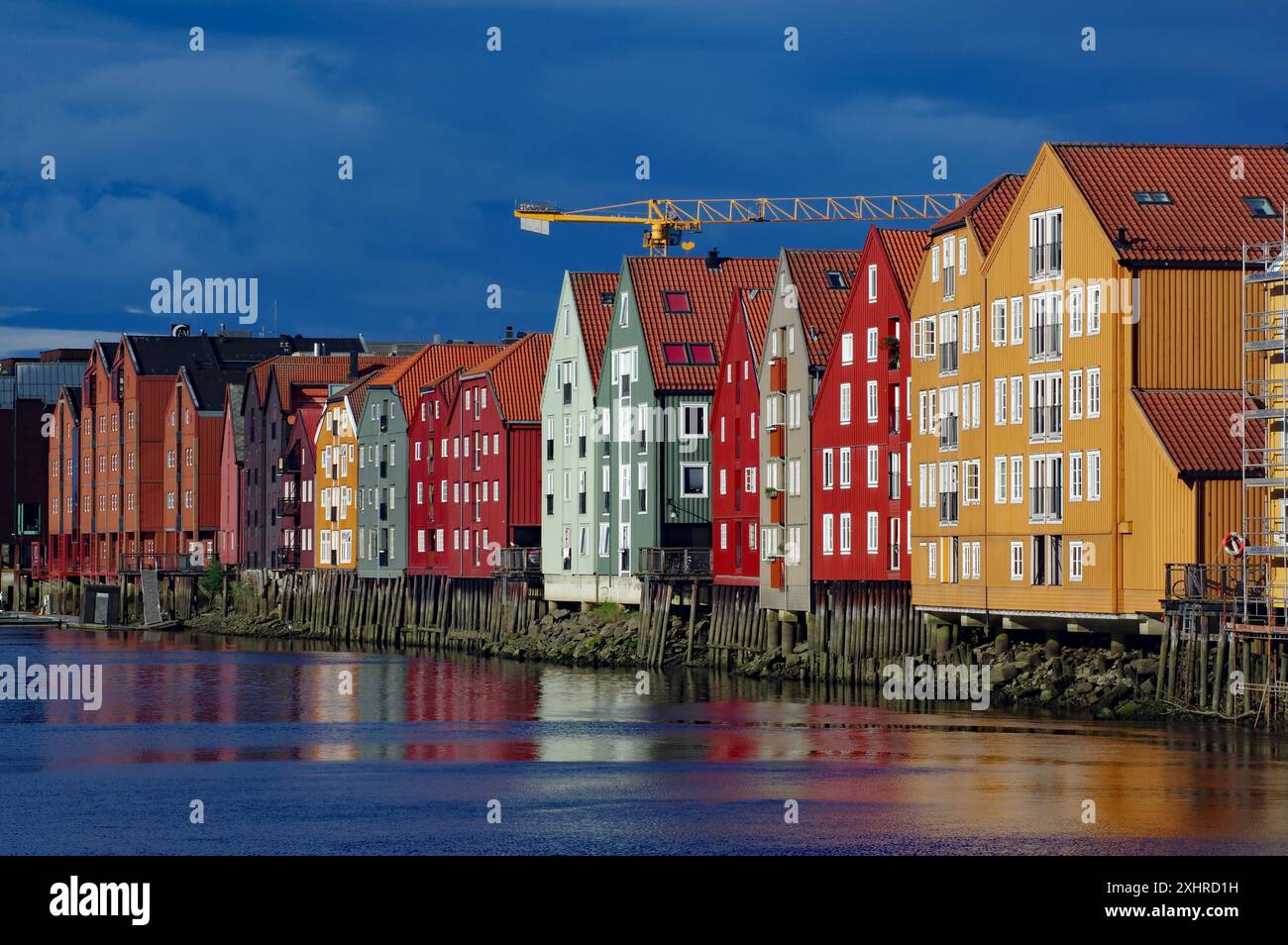 Maisons en bois colorées reflétées dans l'eau bleue, architecture nordique traditionnelle sur le front de mer, centre historique, Nidarelva, Trondheim, Norvège Banque D'Images