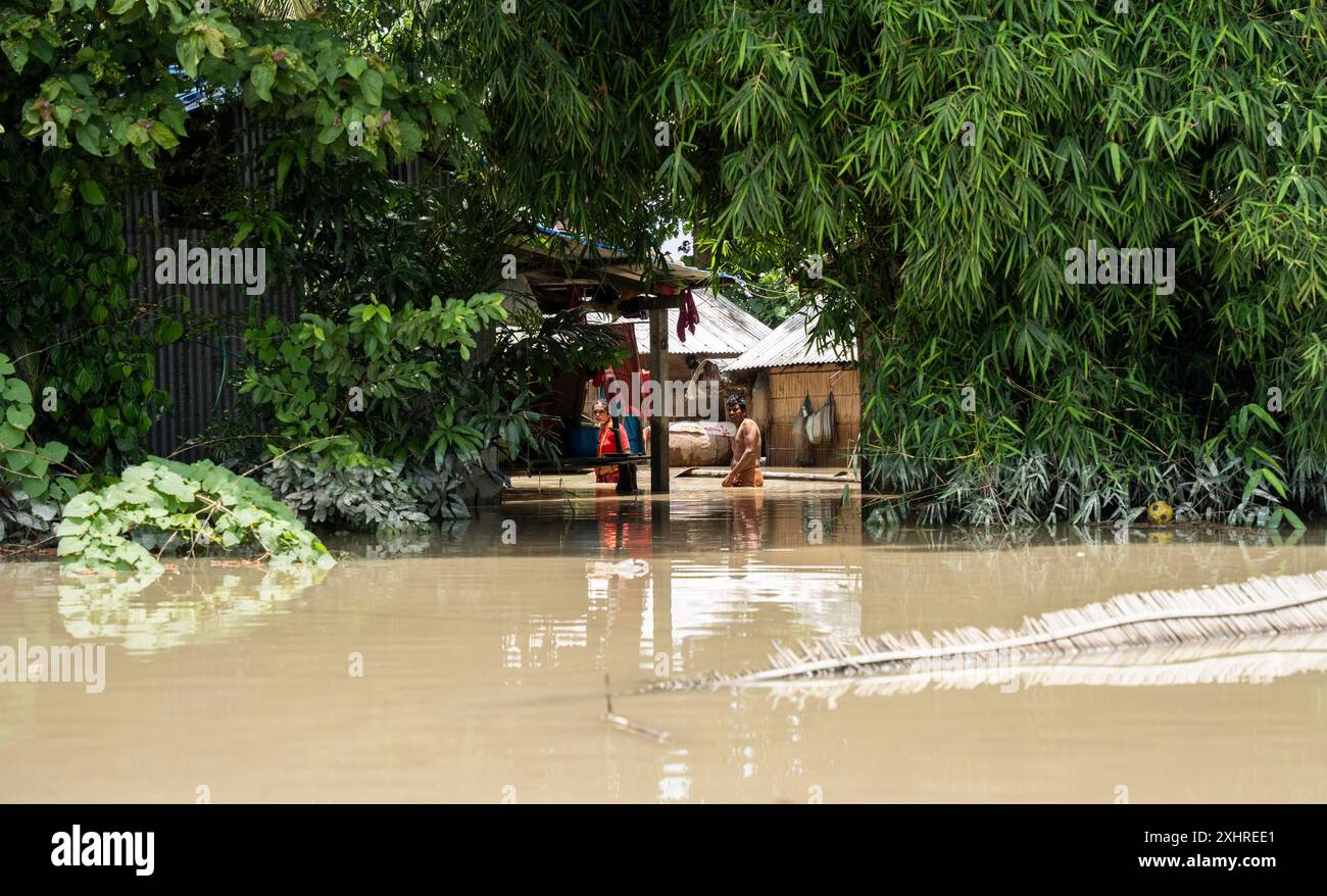 Morigaon, Inde. 4 juillet 2024. Résidents dans leur maison inondée, dans un village touché par les inondations dans le district de Morigaon dans l'État du nord-est de l'Inde Banque D'Images