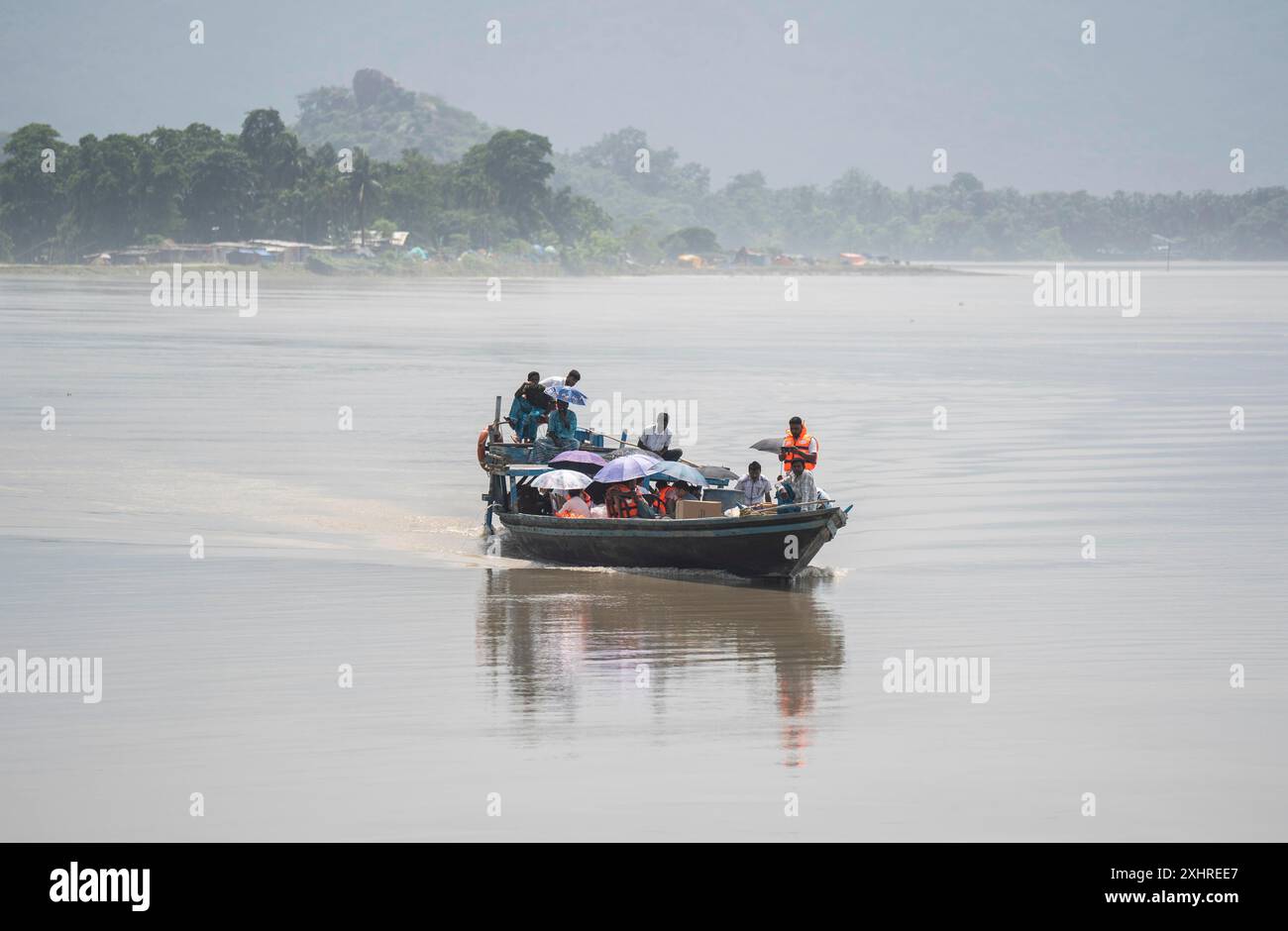 Morigaon, Inde. 4 juillet 2024. Un bateau transporte une équipe médicale dans un village touché par les inondations dans le district de Morigaon, dans l'État d'Assam, au nord-est de l'Inde Banque D'Images