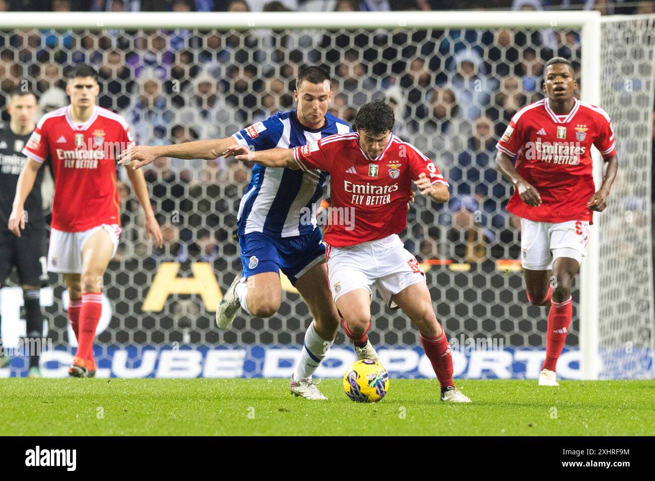 Match de football, Joao NEVES Benfica Lisbonne à droite sur le ballon dans un duel avec LE NICO FC Porto, stade de football Estadio do Dragao, Porto, Portugal Banque D'Images