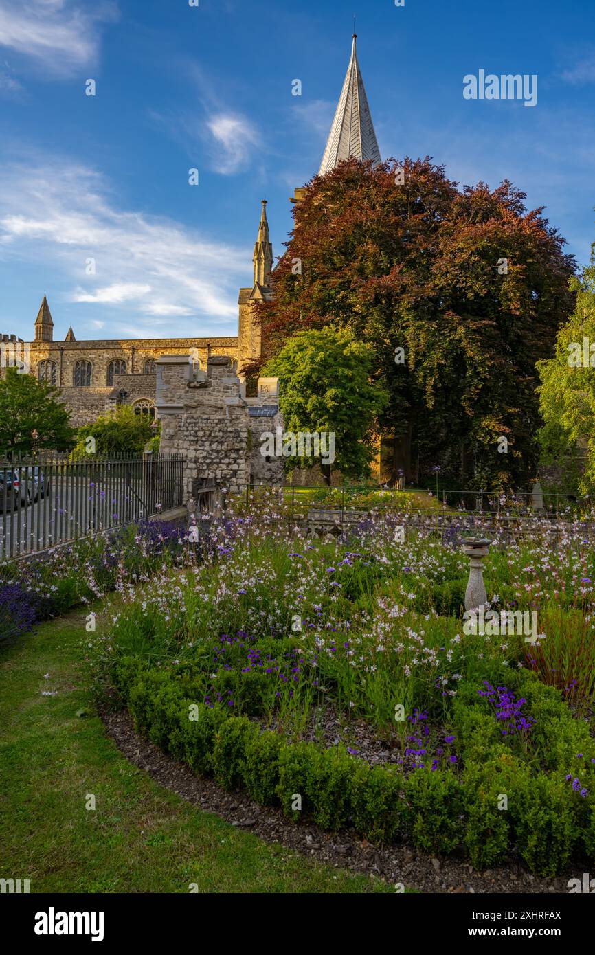 La tour de la cathédrale de Rochester et les jardins de la cathédrale Banque D'Images