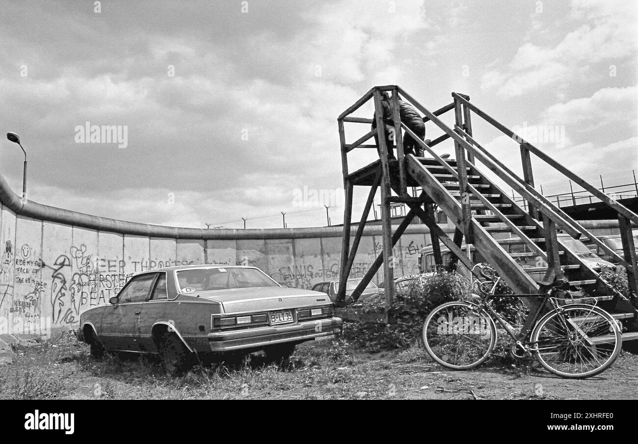 Plate-forme d'observation devant le mur de Berlin. Vue vers l'est. Secteur américain Berlin Ouest 1986 Allemagne Banque D'Images