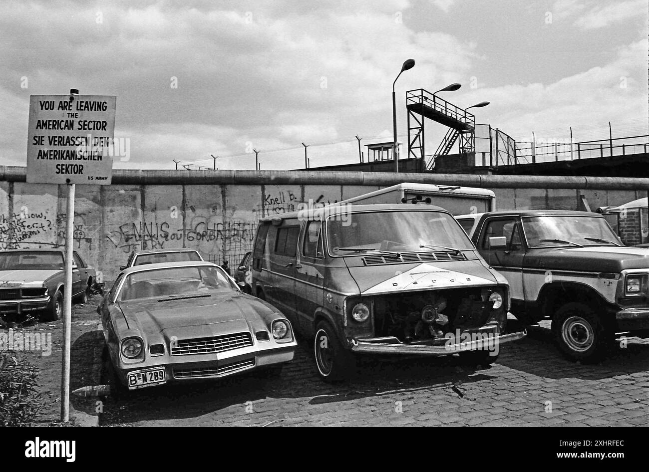Voitures devant le mur de Berlin, vue vers l'est. Secteur américain Berlin Ouest 1986 Allemagne Banque D'Images