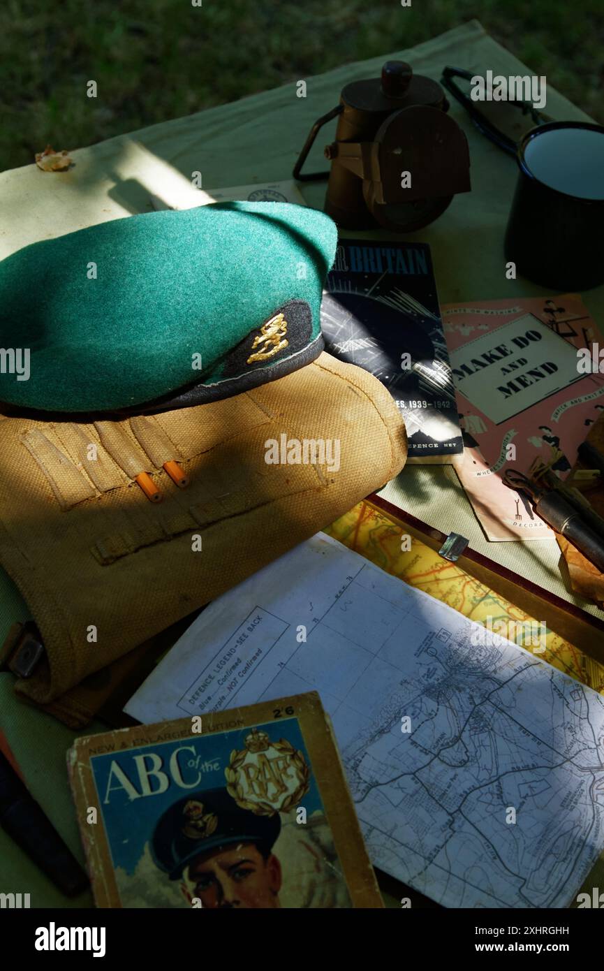 Béret vert du No.2 troupe néerlandaise du No.10 unité Commando interalliée sur Une table avec Ephemera de la seconde Guerre mondiale, livres cartes et objets, Royaume-Uni Banque D'Images
