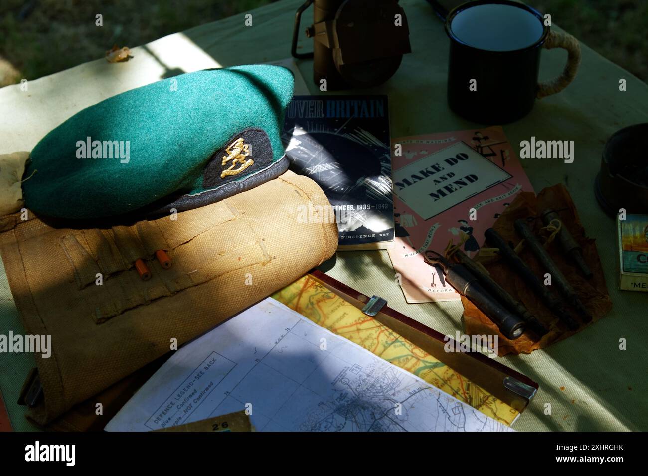 Béret vert du No.2 troupe néerlandaise du No.10 unité Commando interalliée sur Une table avec Ephemera de la seconde Guerre mondiale, livres cartes et objets, Royaume-Uni Banque D'Images