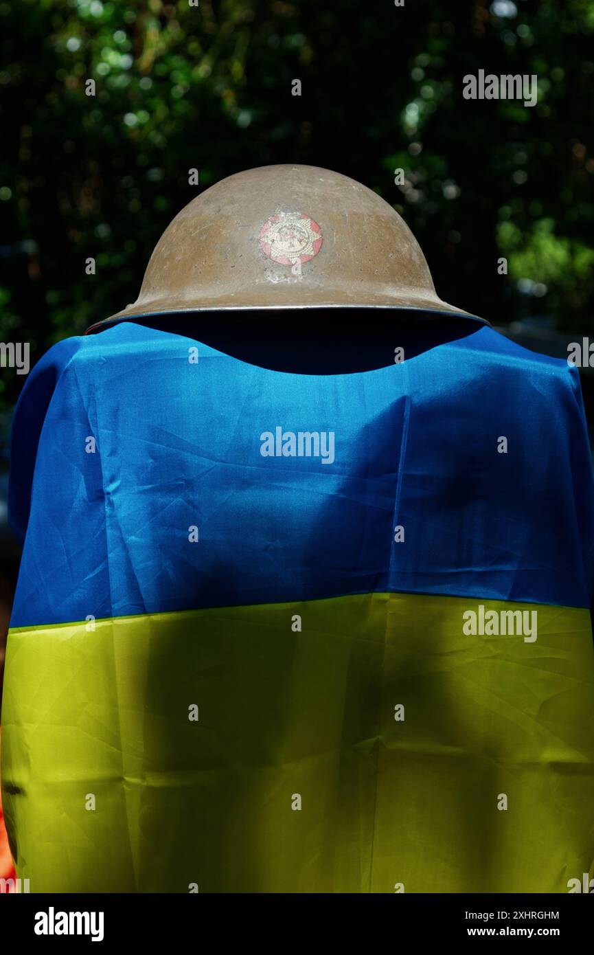 Steel World War Two Home Front National Fire Service NFS Helmet Mark 2 affiché sur le dessus d'Un drapeau ukrainien, Royaume-Uni Banque D'Images