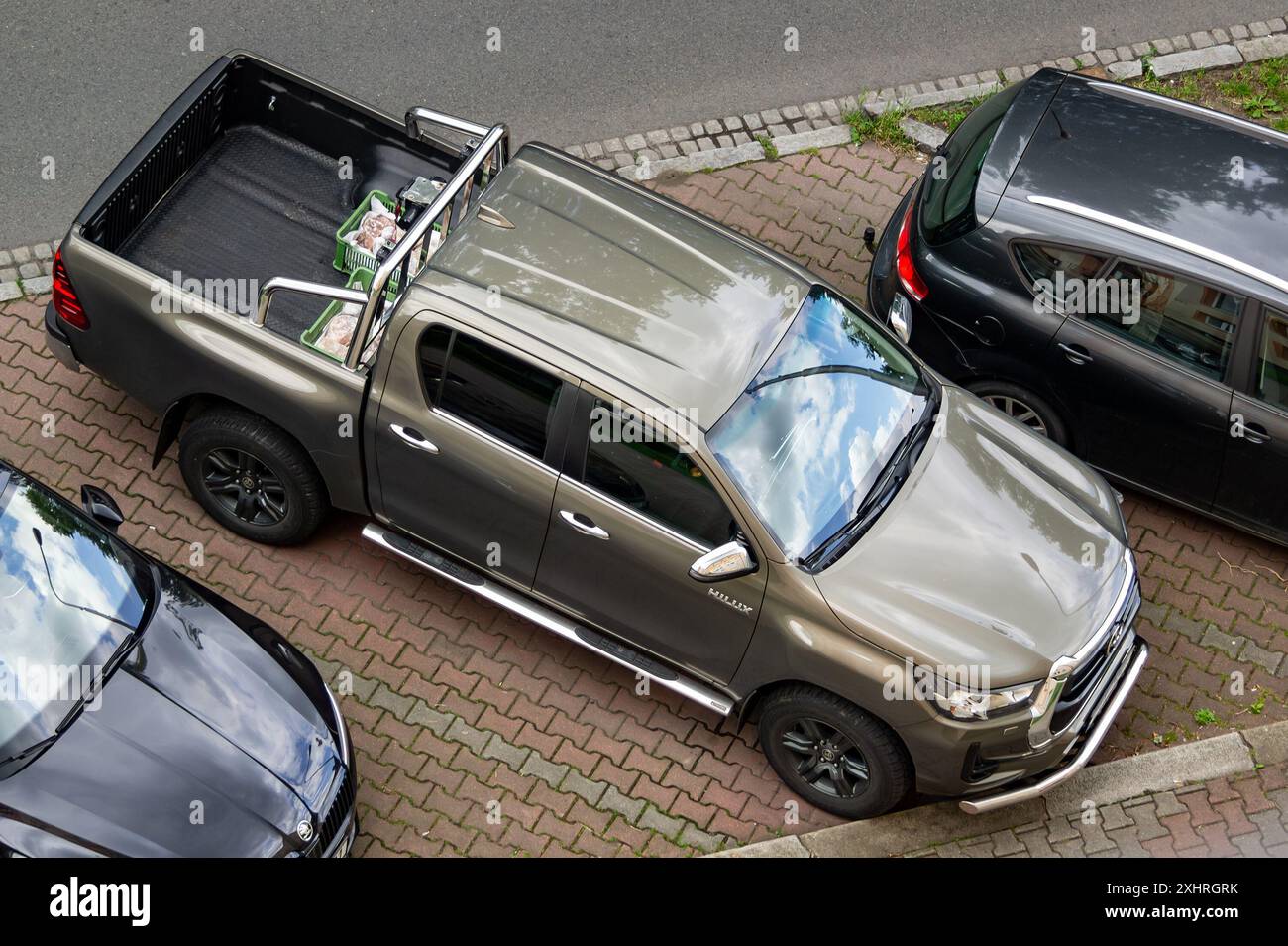 OSTRAVA, RÉPUBLIQUE TCHÈQUE - 23 MAI 2024 : Toyota Hilux 8ème génération pick-up garé dans la rue Banque D'Images