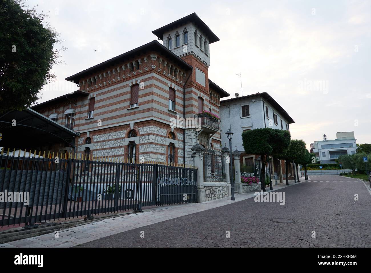 Lazise, Italie - 15 juin 2024 - les rues vides de Lazise tôt le matin Banque D'Images