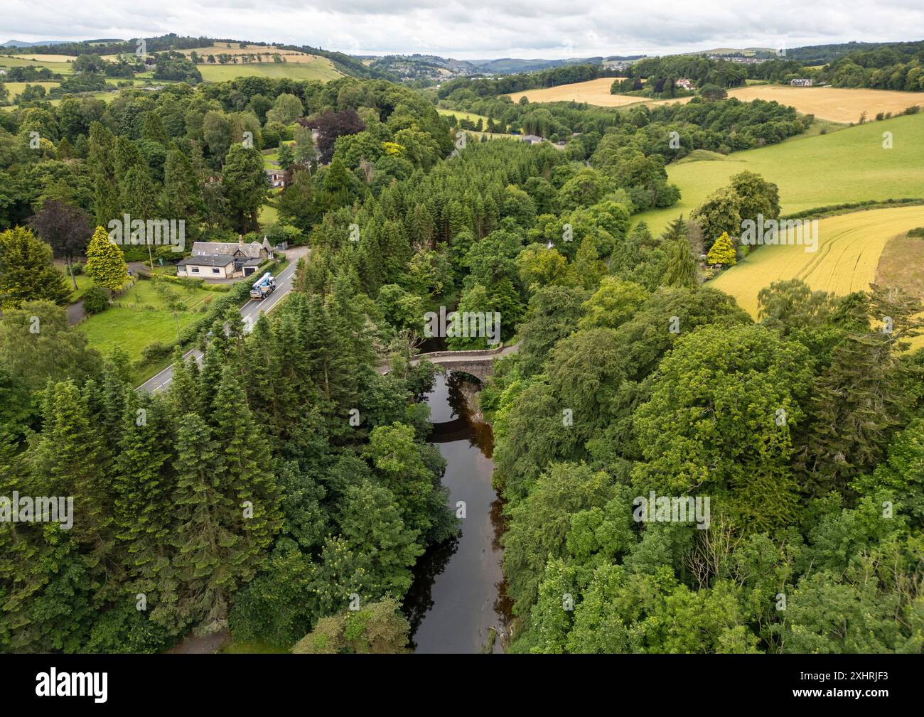 Vue aérienne du pont Hornshole où il enjambe la rivière Teviot près de Hawick, en Écosse. Le monument de 1514 est situé sur la rive sud de la rivière. Banque D'Images