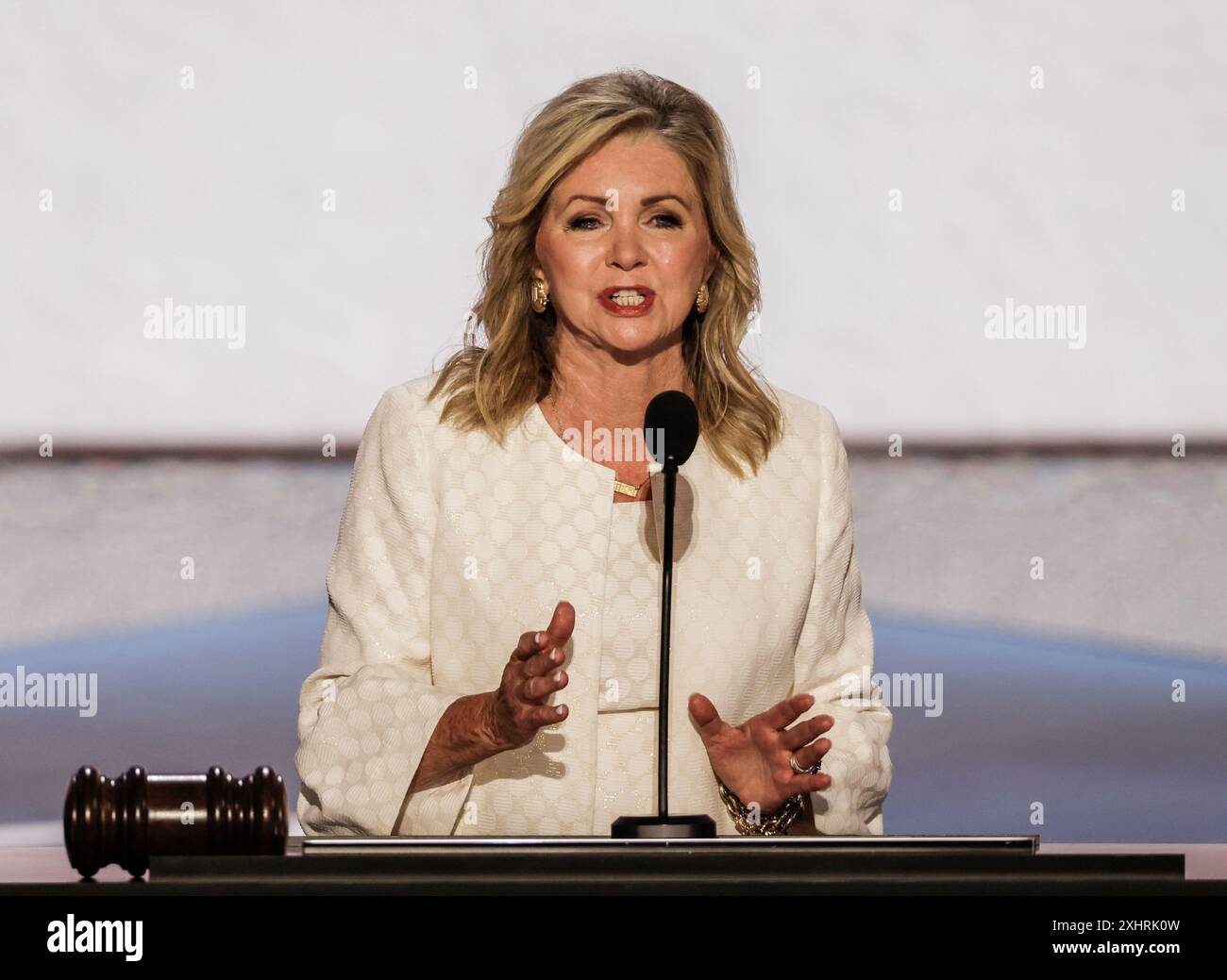 Milwaukee, États-Unis. 15 juillet 2024. La sénatrice AMÉRICAINE Marsha Blackburn du Tennessee prend la parole lors de la Convention nationale républicaine de 2024 au Forum Fiserv à Milwaukee, Wisconsin, le lundi 15 juillet 2024. La ville de Milwaukee accueille la Convention républicaine 2024 qui se déroulera du 15 au 18 juillet. Photo de Tannen Maury/UPI crédit : UPI/Alamy Live News Banque D'Images