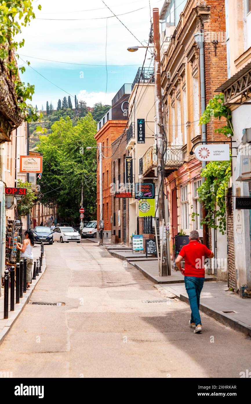 Tbilissi, Géorgie - 21 JUIN 2024 : vue sur la rue et architecture traditionnelle dans la vieille ville de Tbilissi, Géorgie. Banque D'Images