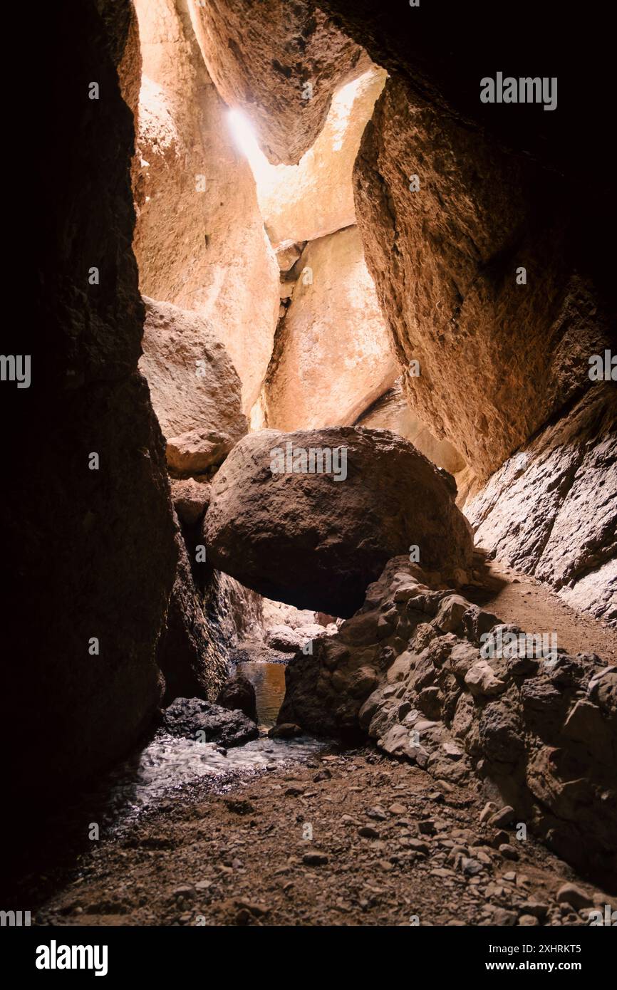 Une vue verticale d'une grotte rocheuse avec la lumière du soleil coulant à travers les ouvertures à Soledad, Californie, États-Unis Banque D'Images