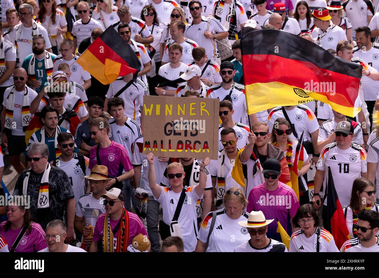 marche des fans, marche des fans de football allemands vers les quarts de finale Espagne contre Allemagne, UEFA EURO 2024, Championnat d'Europe, drapeaux, bannières, ambiance Banque D'Images