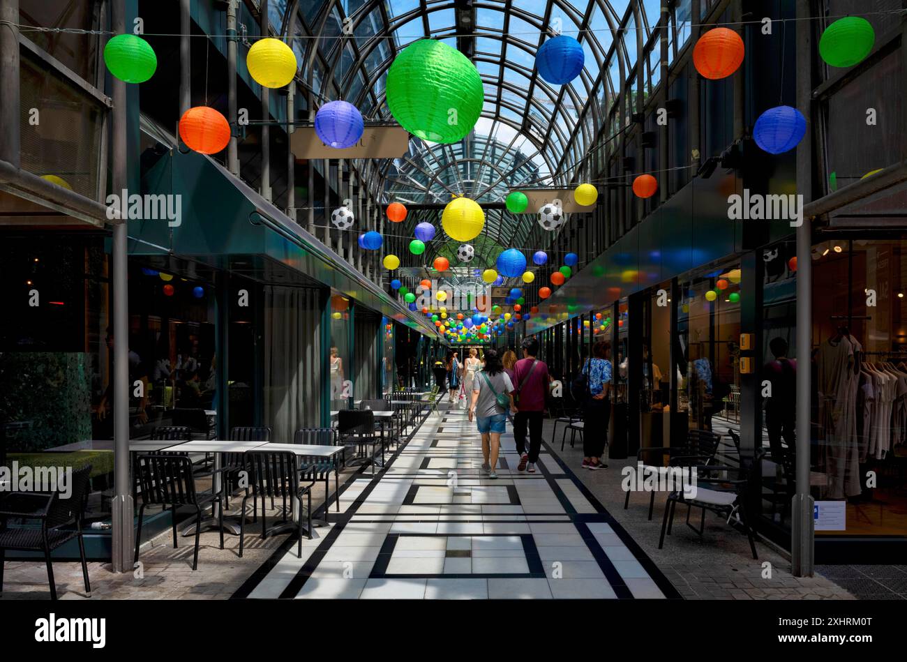 Calwer passage, galerie marchande, centre commercial, décoré, couvert, lanternes, ballons de football, décoration, passants, Stuttgart, Bade-Wuertemberg Banque D'Images