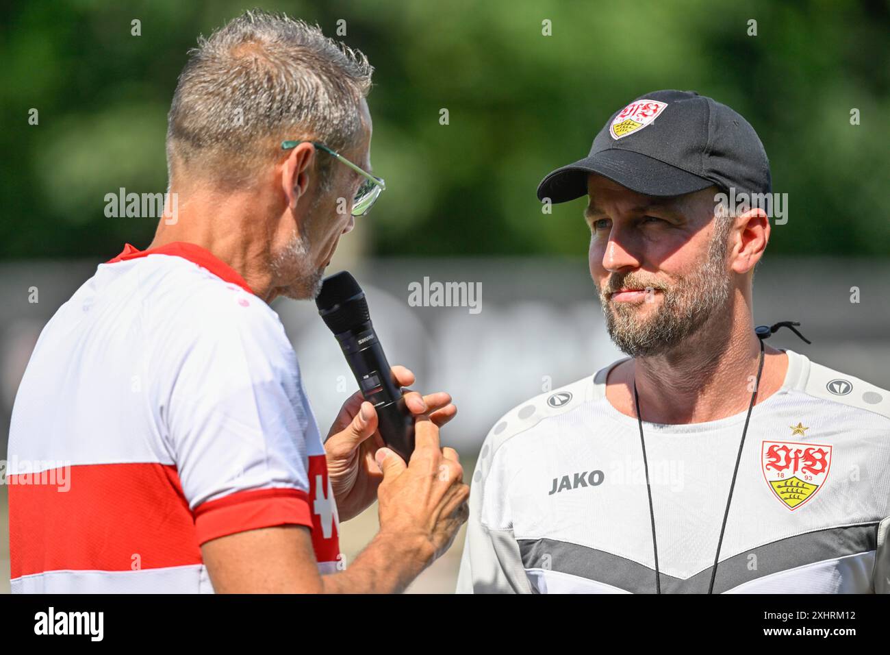 Présentateur de stade Holger laser dans une interview, microphone, micro, avec l'entraîneur Sebastian Hoeness VfB Stuttgart, la formation VfB Stuttgart Banque D'Images