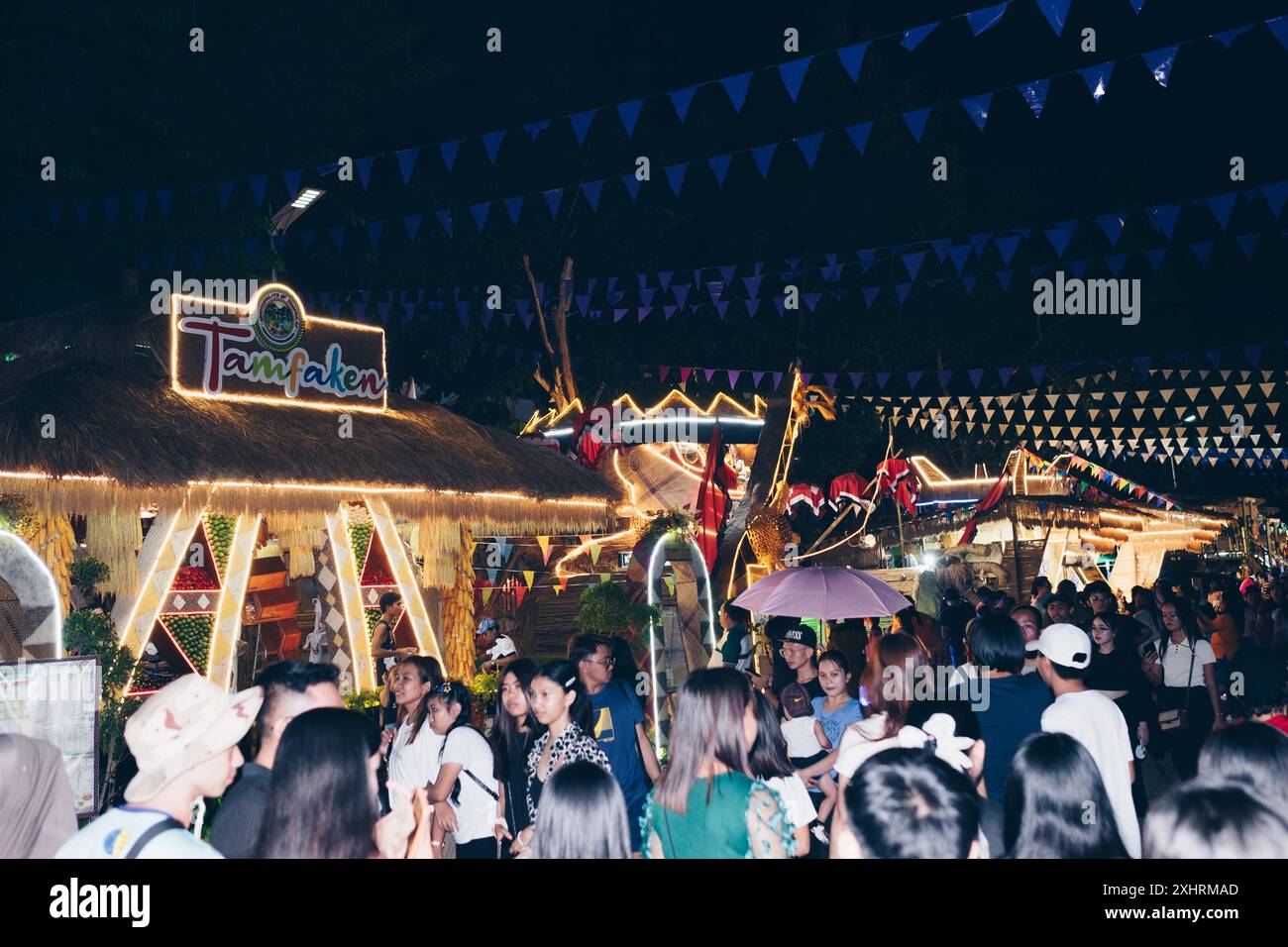 Koronadal, pH - 15 juillet 2024 : foule devant plusieurs cabanes Bahay Kubo AKA Nipa pour le 25ème Festival T'nalak et le 58ème anniversaire de la Fondation Banque D'Images