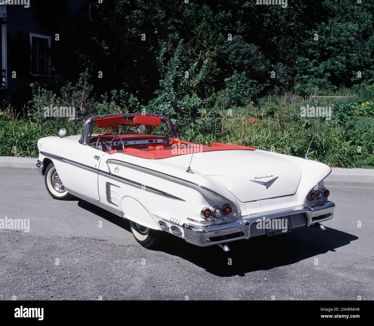 Blanc avec garniture chromée et rouge Chevrolet Impala cabriolet 1958 automobile classique, Québec, Canada Banque D'Images