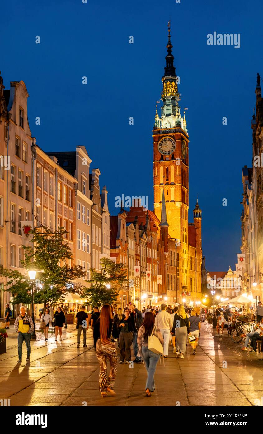 Rue Dluga et Ratusz, Hôtel de ville principal de nuit, Gdansk, GdaÅ„SK, Pologne Banque D'Images