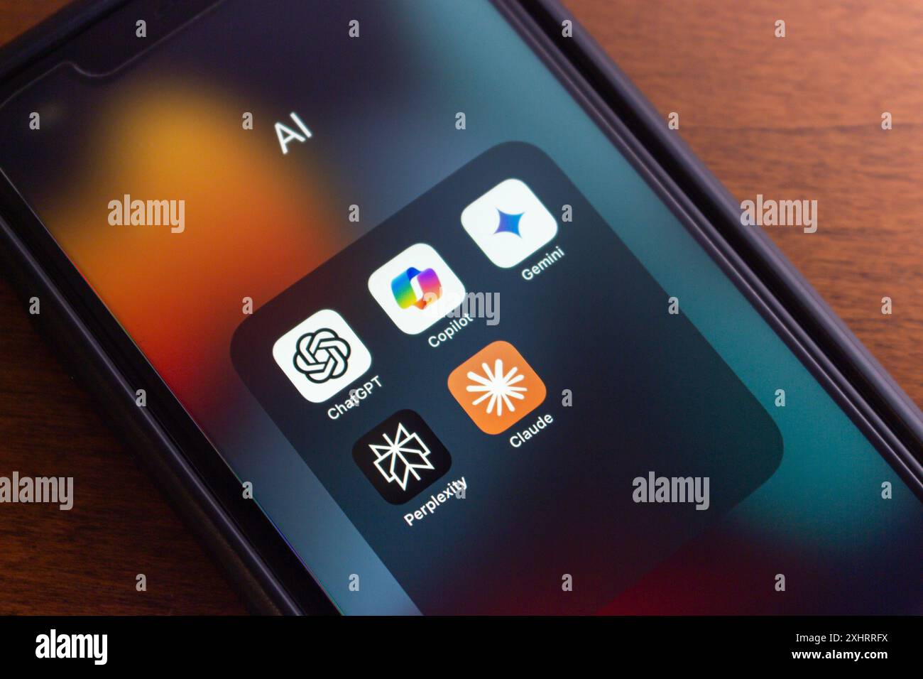 ChatGPT, Microsoft CoPilot, Google Gemini, Perplexity et Claude icônes vus sur un iPhone. Intelligence artificielle, concept Chatbot ai générative Banque D'Images