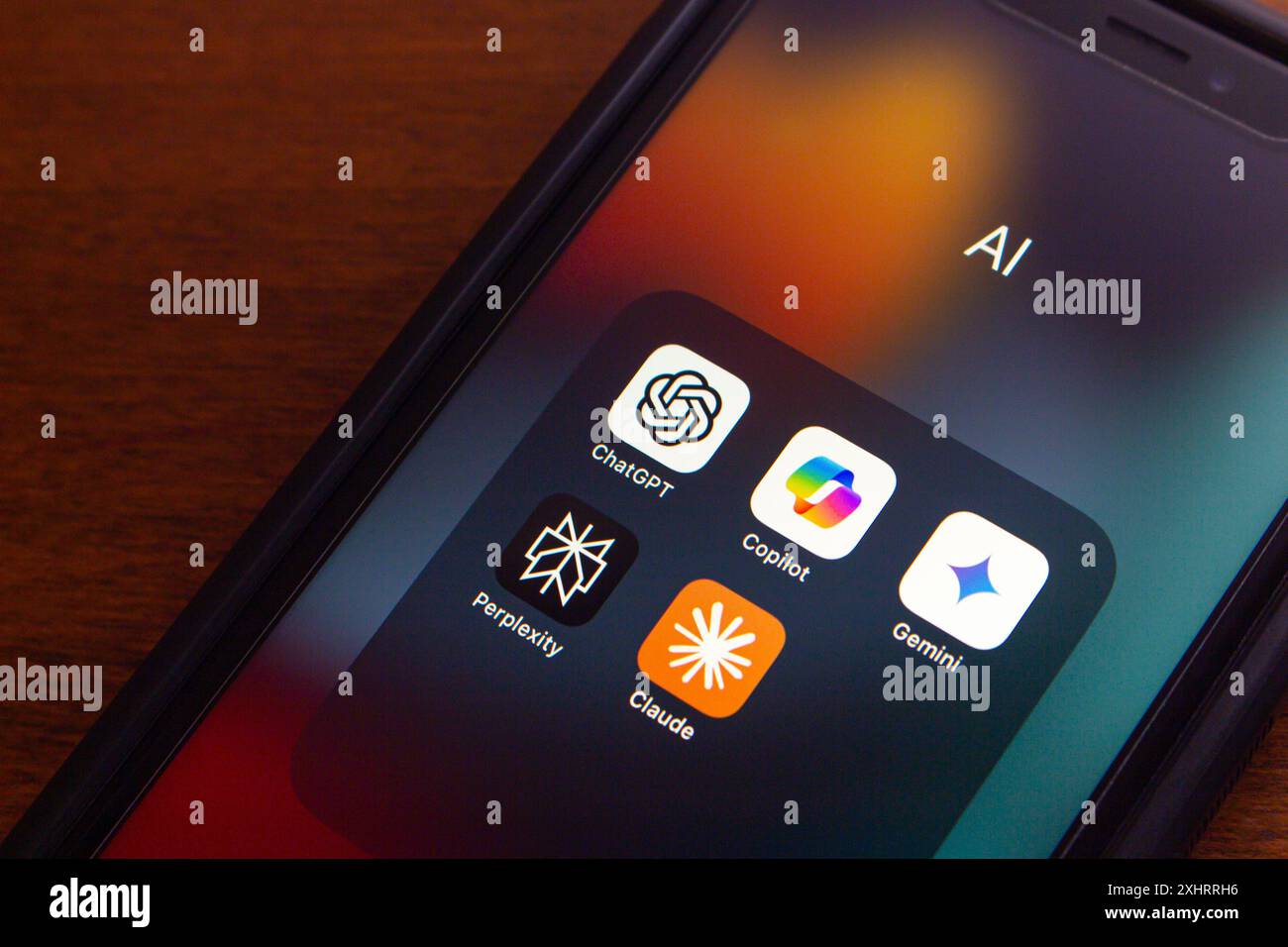 ChatGPT, Microsoft CoPilot, Google Gemini, Perplexity et Claude icônes vus sur un iPhone. Intelligence artificielle, concept Chatbot ai générative Banque D'Images