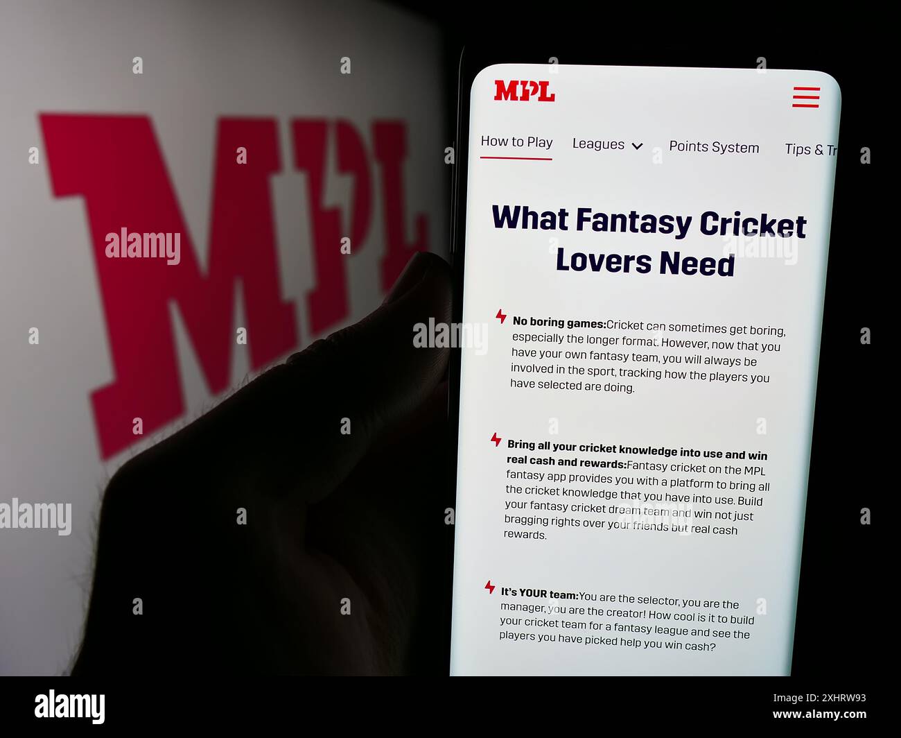 Personne tenant le téléphone portable avec la page Web de la société indienne de jeux en ligne Mobile premier League (MPL) avec logo. Concentrez-vous sur le centre de l'écran du téléphone. Banque D'Images