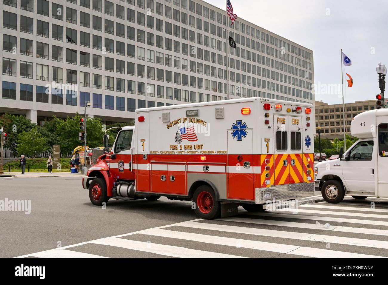 Washington DC, États-Unis - 2 mai 2024 : ambulance du district de Columbia incendie et EMS Department avec des feux de détresse clignotants conduisant dans une rue en d Banque D'Images