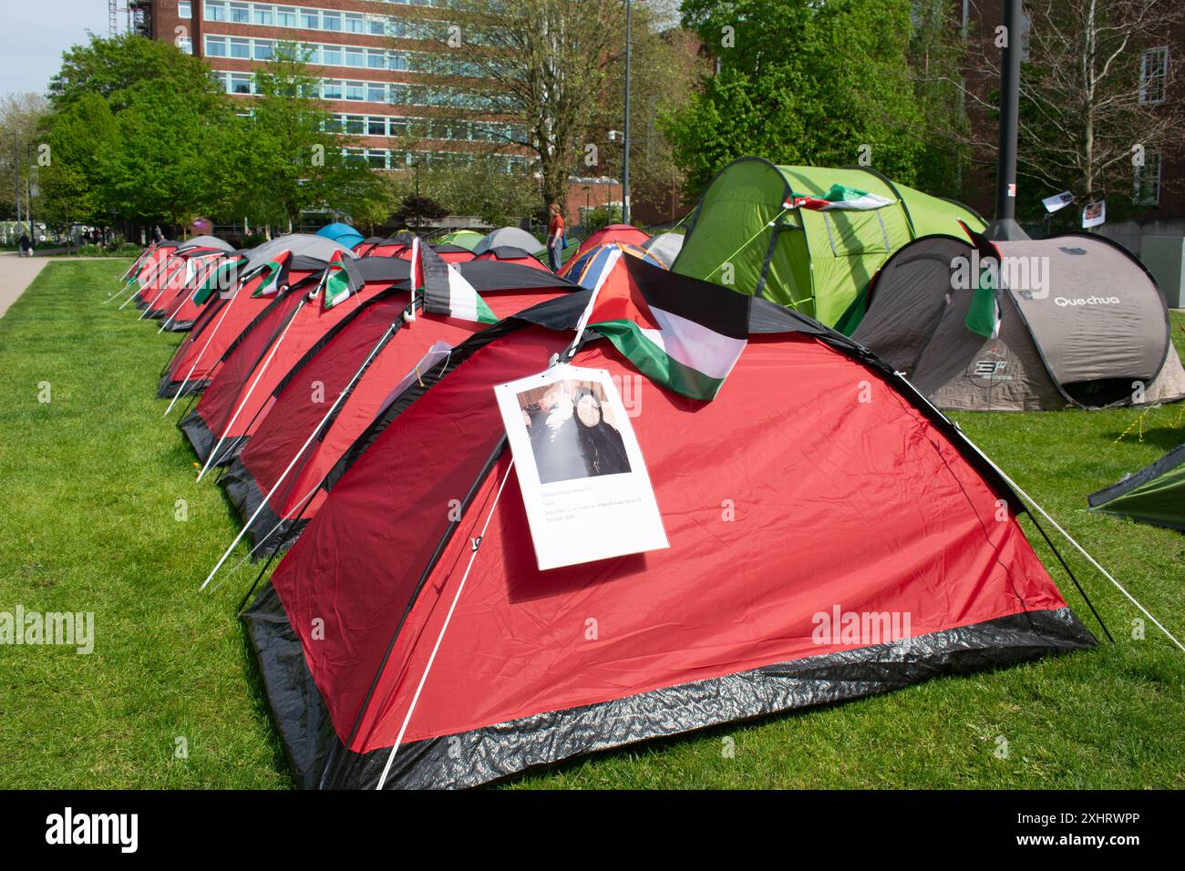 Les étudiants de protestation pro-Palestine occupent le campus de l'Université de Manchester avec la ville de tente. ROYAUME-UNI Banque D'Images