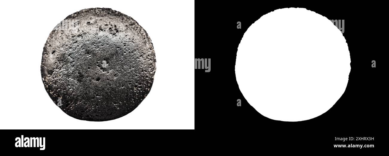 Spécimen naturel de météorite, roche de pierre noire arrondie par le frottement d'entrée dans l'atmosphère terrestre, isolé sur fond blanc avec écrêtage Banque D'Images