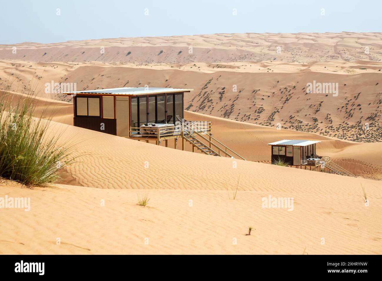 Maisons de villégiature modernes debout au-dessus du sable au milieu du désert de Wahiba, Oman Banque D'Images