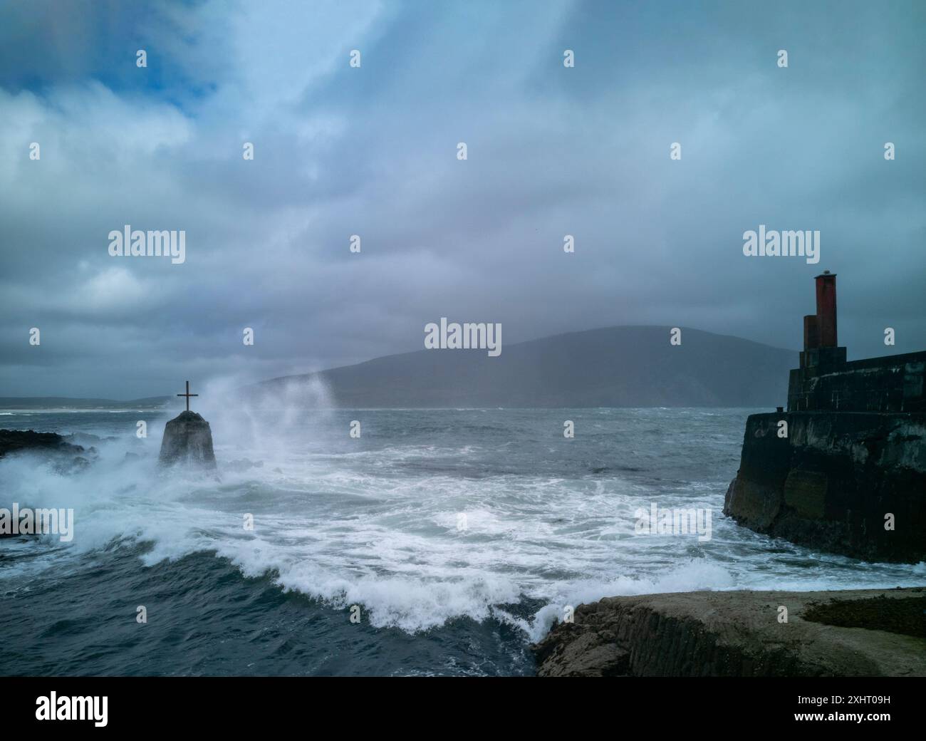 Des mers orageuses ont frappé les croisements à Purteen Harbour sur l'île d'Achill, dans le comté de Mayo, en Irlande, lieu du film de 1922, 'les Banshees d'Inisherin'. Banque D'Images