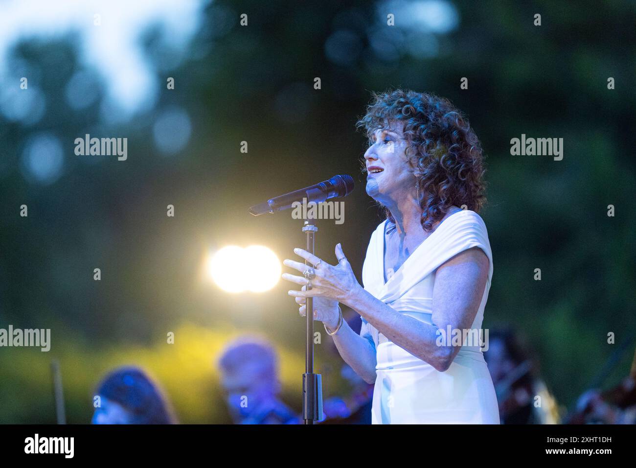 Italia, Italie. 15 juillet 2024. Varese, Italia, Italie, 15 juillet 2024, Fiorella Mannoia chantant sur scène pendant Fiorella Sinfonica - Live con Orchestra - concert de musique de chanteur italien crédit : Live Media Publishing Group/Alamy Live News Banque D'Images