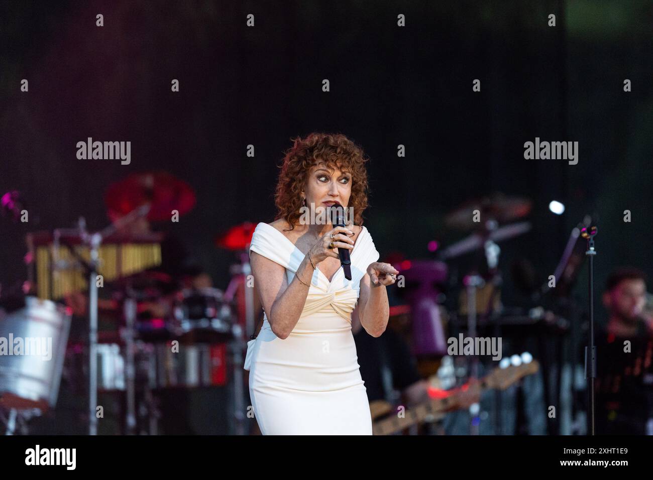 Italia, Italie. 15 juillet 2024. Varese, Italia, Italie, 15 juillet 2024, Fiorella Mannoia chantant sur scène pendant Fiorella Sinfonica - Live con Orchestra - concert de musique de chanteur italien crédit : Live Media Publishing Group/Alamy Live News Banque D'Images