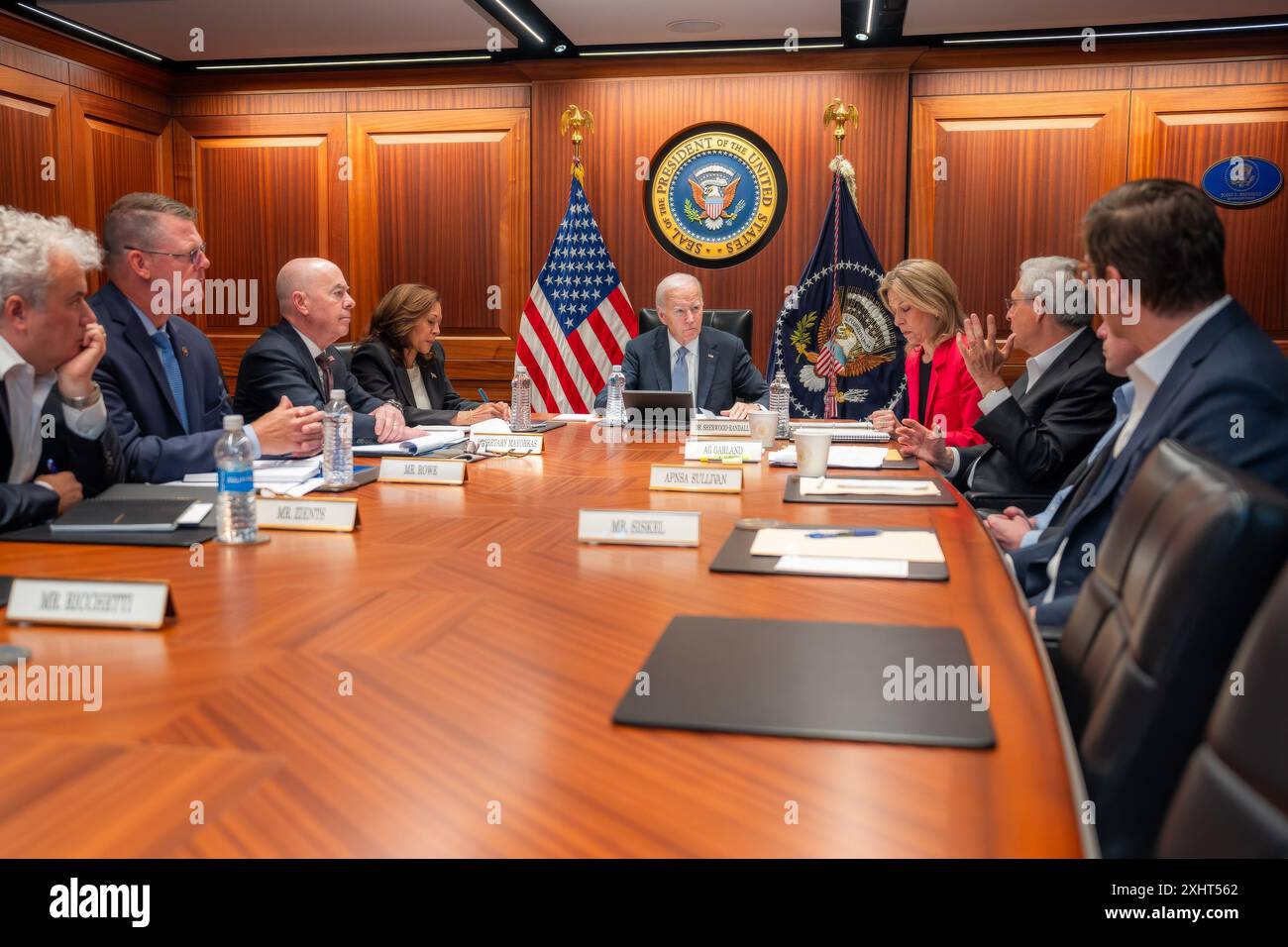 Washington, États-Unis d'Amérique. 14 juillet 2024. Washington, États-Unis d'Amérique. 14 juillet 2024. U. Le président Joe Biden et le vice-président Kamala Harris sont informés par des conseillers à la sécurité nationale et des membres des forces de l'ordre après la tentative d'assassinat de l'ancien président Trump dans la salle de situation de la Maison Blanche, le 14 juillet 2024, à Washington, DC Un homme armé a tiré sur l'ancien président Donald Trump lors d'un rassemblement de campagne à Butler, en Pennsylvanie. Crédit : Adam Schultz/White House photo/Alamy Live News Banque D'Images