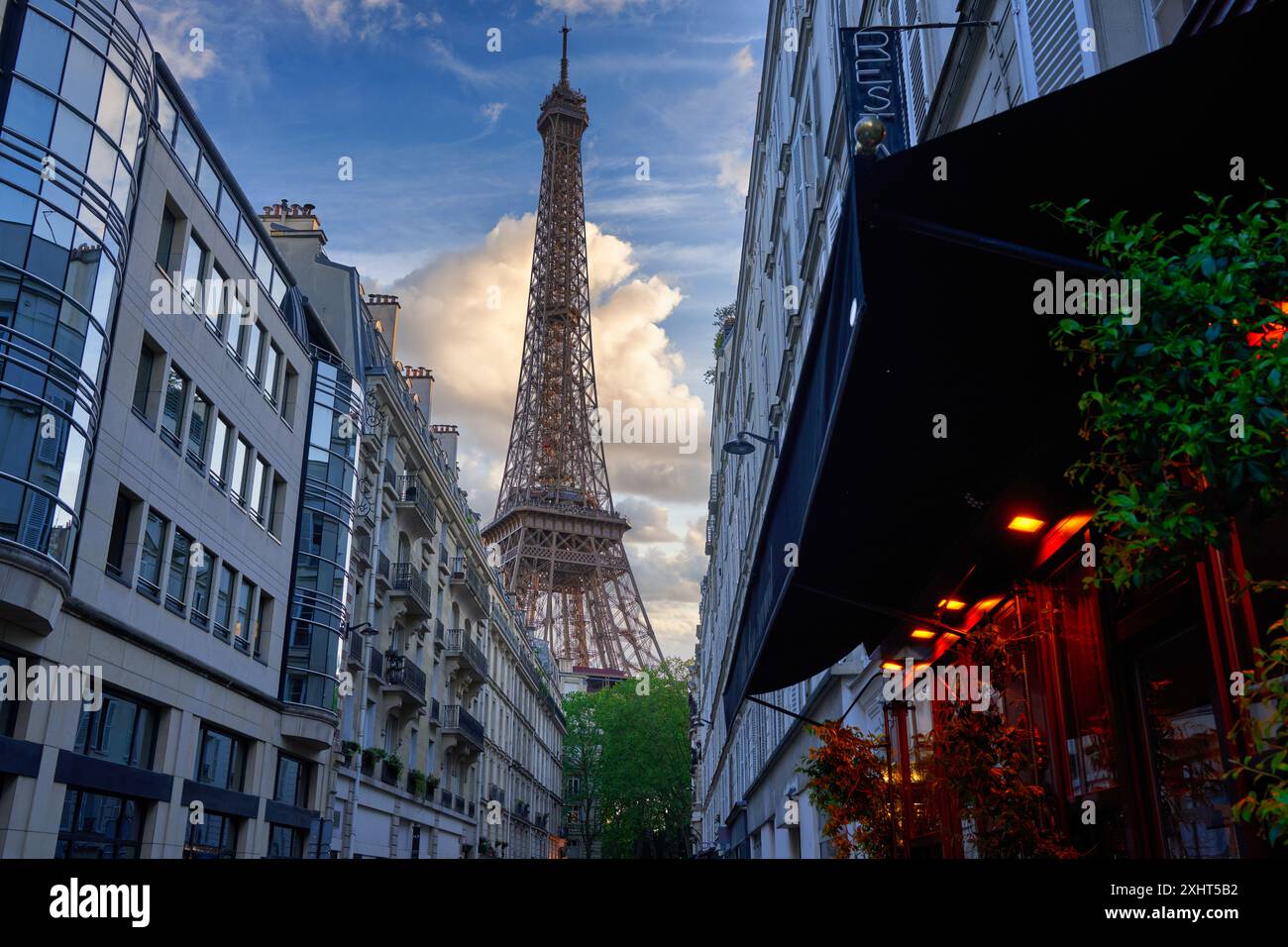 Tour Eiffel, Rue Saint-Dominique, Paris, France. Banque D'Images