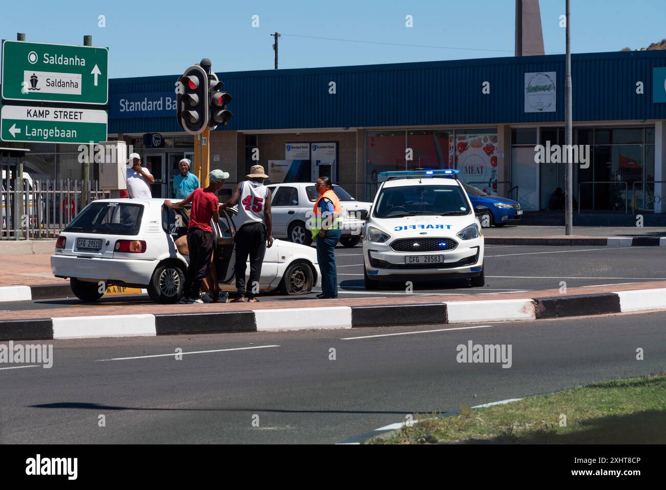 Saldanha, cap occidental, Afrique du Sud. 18.02.2024. Présence de la police à l'incident aux feux traaffiques. Banque D'Images