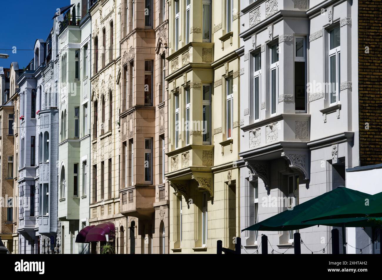 Vieux bâtiments aux couleurs pastel magnifiquement restaurés avec baies vitrées de l'époque du fondateur dans l'Agnesviertel à Cologne Banque D'Images