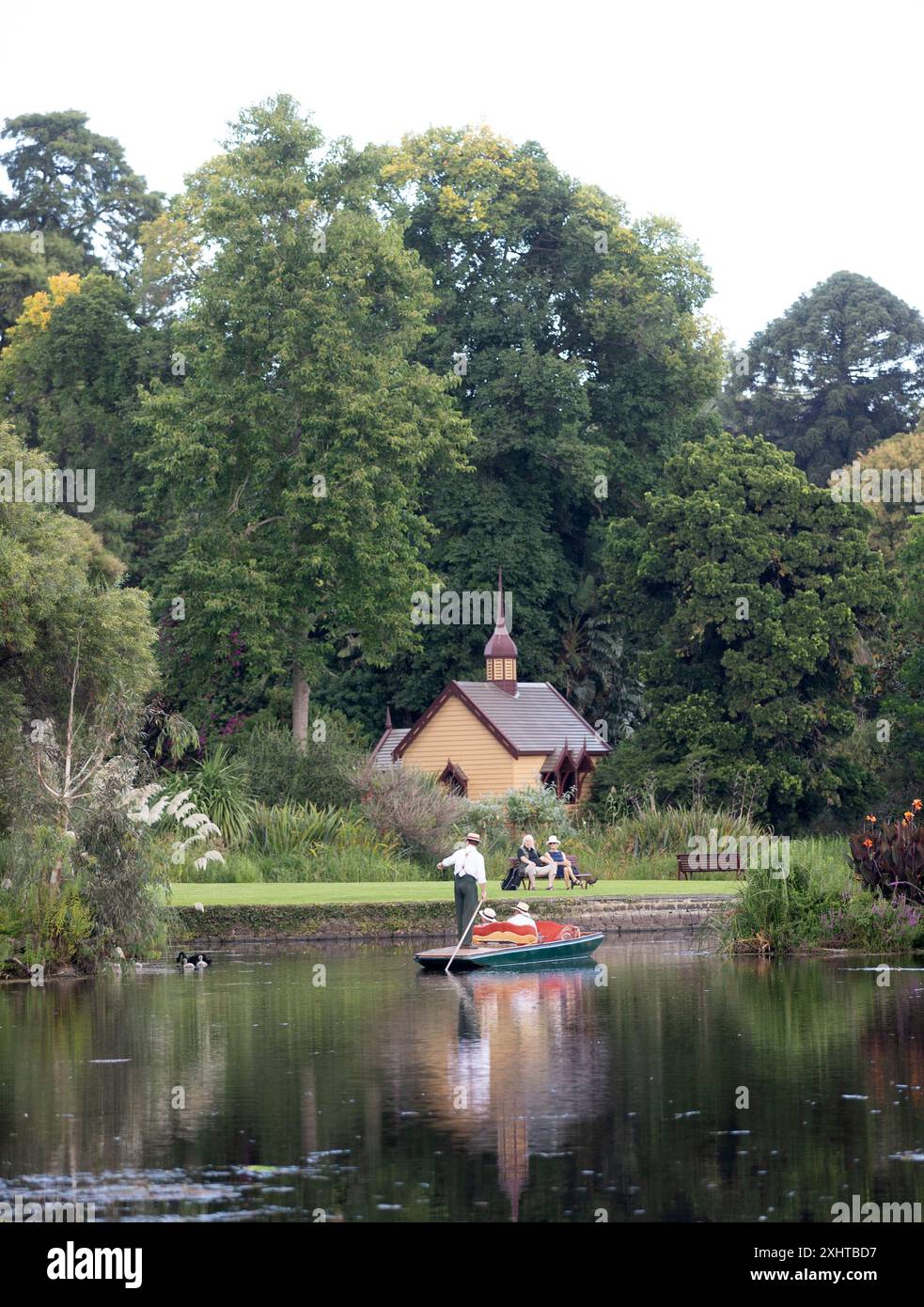 Jardins botaniques royaux du Victoria à Melbourne en Australie. Punting sur le lac dans les jardins botaniques. Banque D'Images