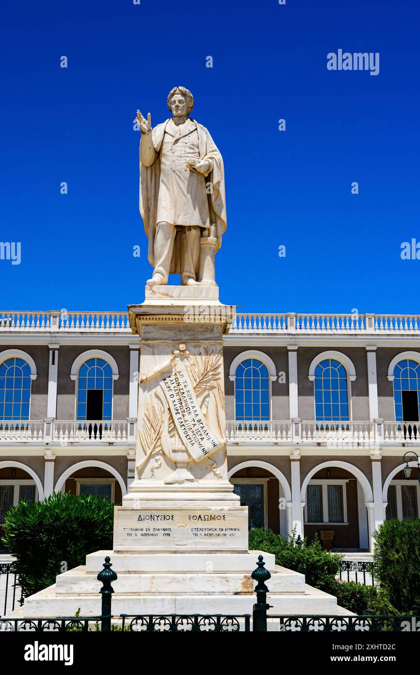 Zakynthos, Grèce - 8 juin 2024 : la statue de Dionysios Solomos sur un ciel bleu profond. Il est situé en face du musée byzantin sur la place Solomos Banque D'Images