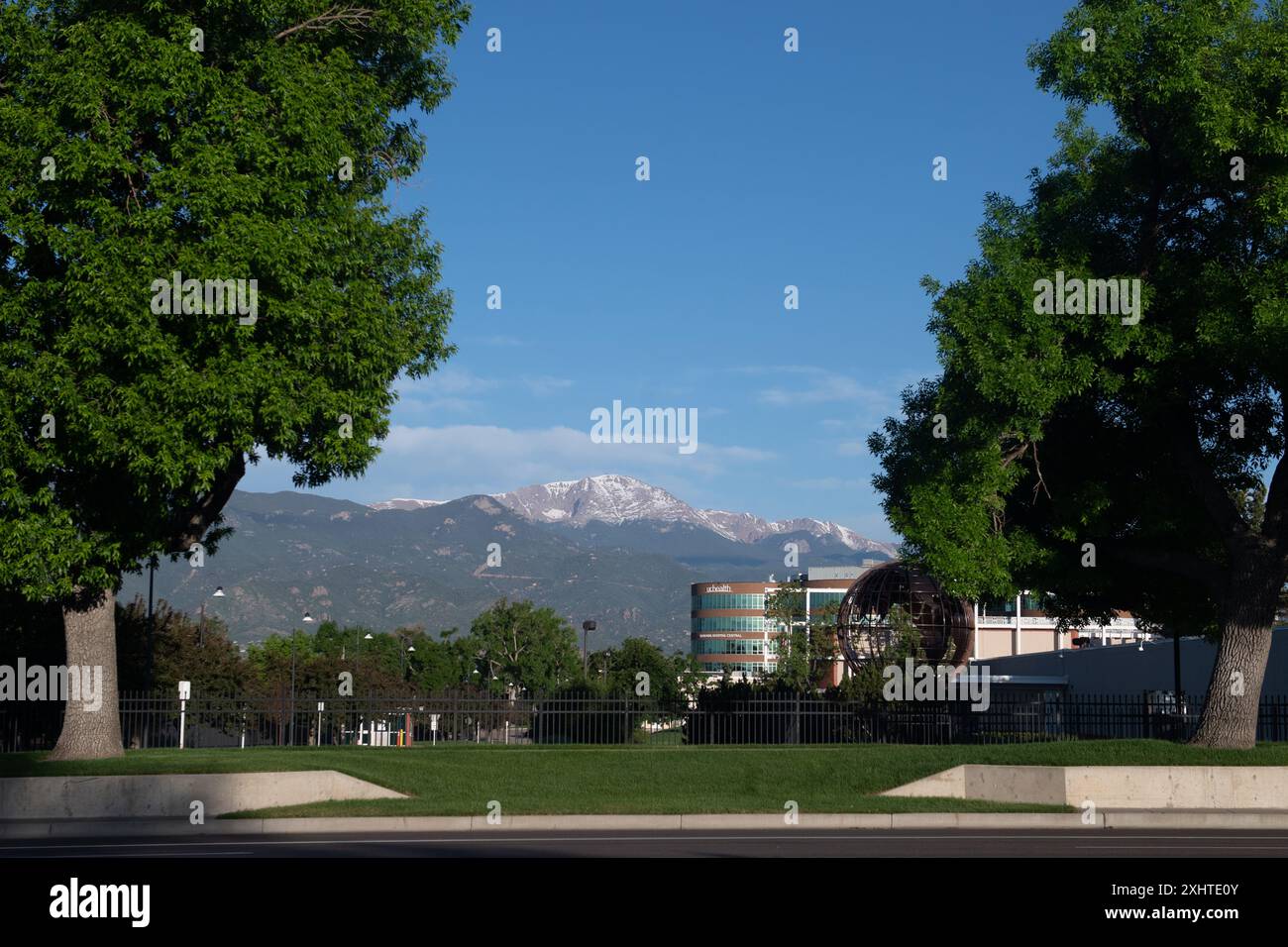 Vue de Pikes Peak depuis le centre d'entraînement olympique et paralympique américain de Colorado Springs, Colorado. Banque D'Images