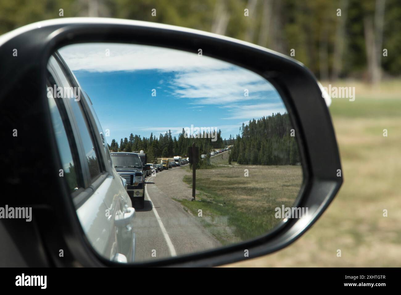 iewing long embouteillage sur la route à deux voies, de la fenêtre de la voiture. Banque D'Images