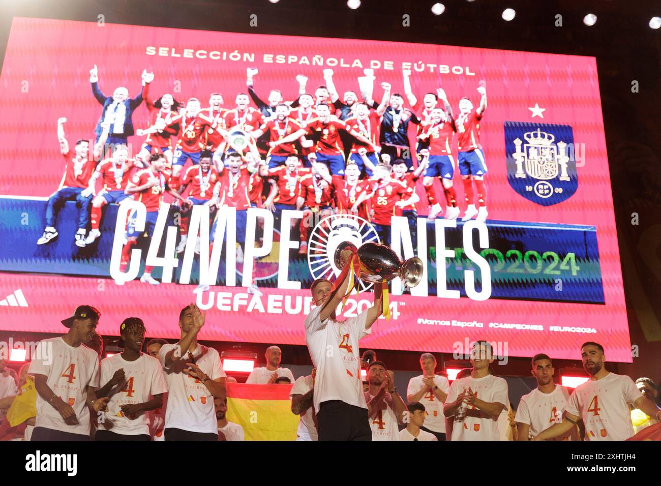 MADRID, ESPAGNE - 15 JUILLET : les joueurs de l'équipe espagnole de football célèbrent l'Euro Cup sur la place Cibeles. Crédit : Guille Martinez/AFLO/Alamy Live News Banque D'Images