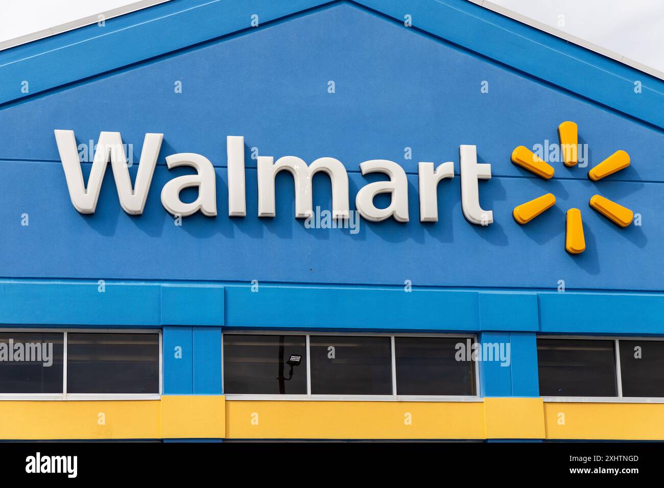 Kanata, Canada - 2 juin 2024 : immeuble de magasins de détail Walmart Banque D'Images