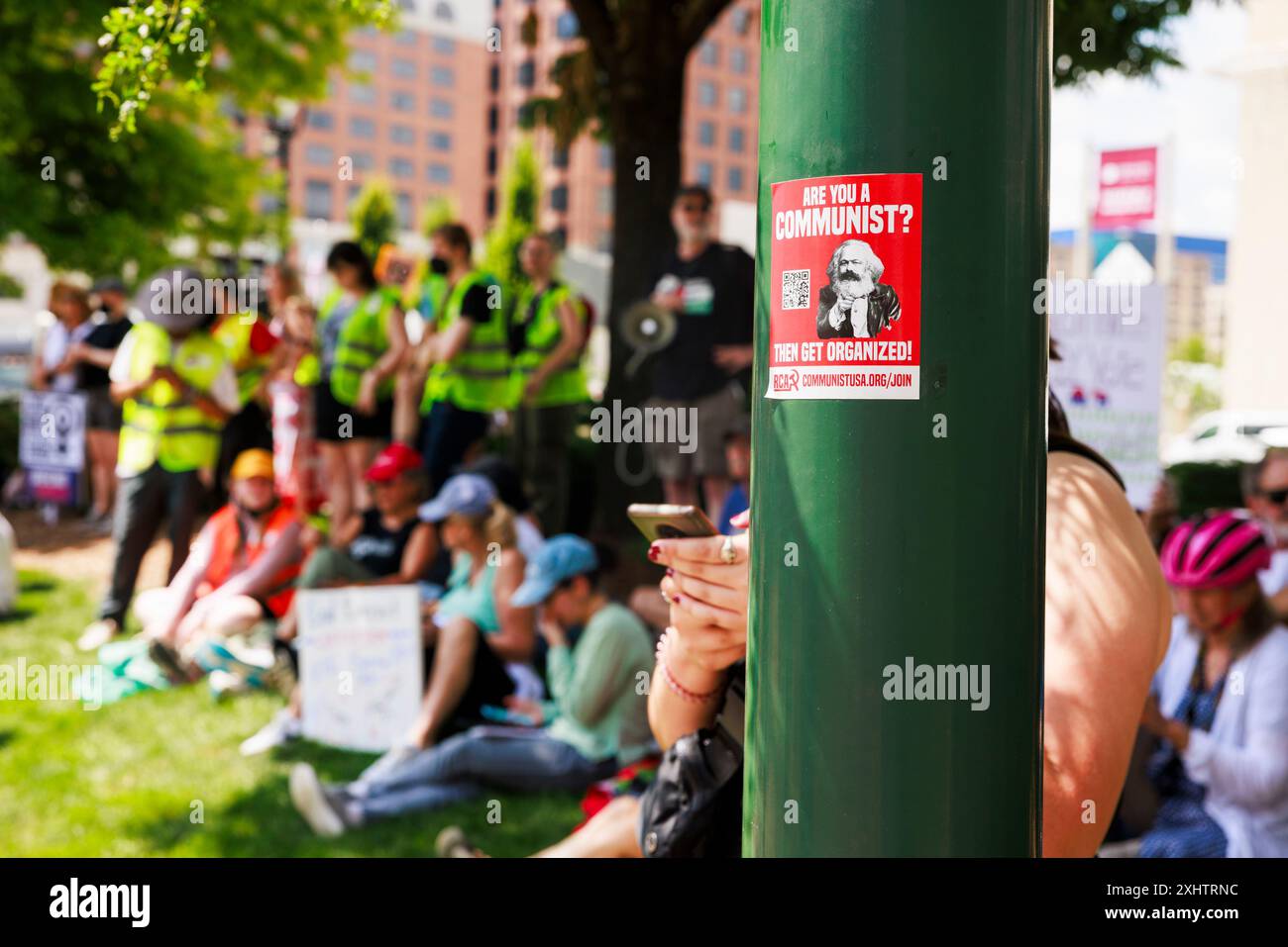 Milwaukee, États-Unis. 15 juillet 2024. MILWAUKEE, WISCONSIN - 15 JUILLET : des manifestants protestent contre l'ancien président Donald Trump devant le Forum FinServ le premier jour de la Convention nationale républicaine (RNC) le 15 juillet 2024, à Milwaukee, Wisconsin. La convention se déroule comme prévu malgré la tentative d'assassinat contre Trump qui se conclura par son acceptation de la nomination présidentielle de son parti. Crédit : Jeremy Hogan/Alamy Live News Banque D'Images