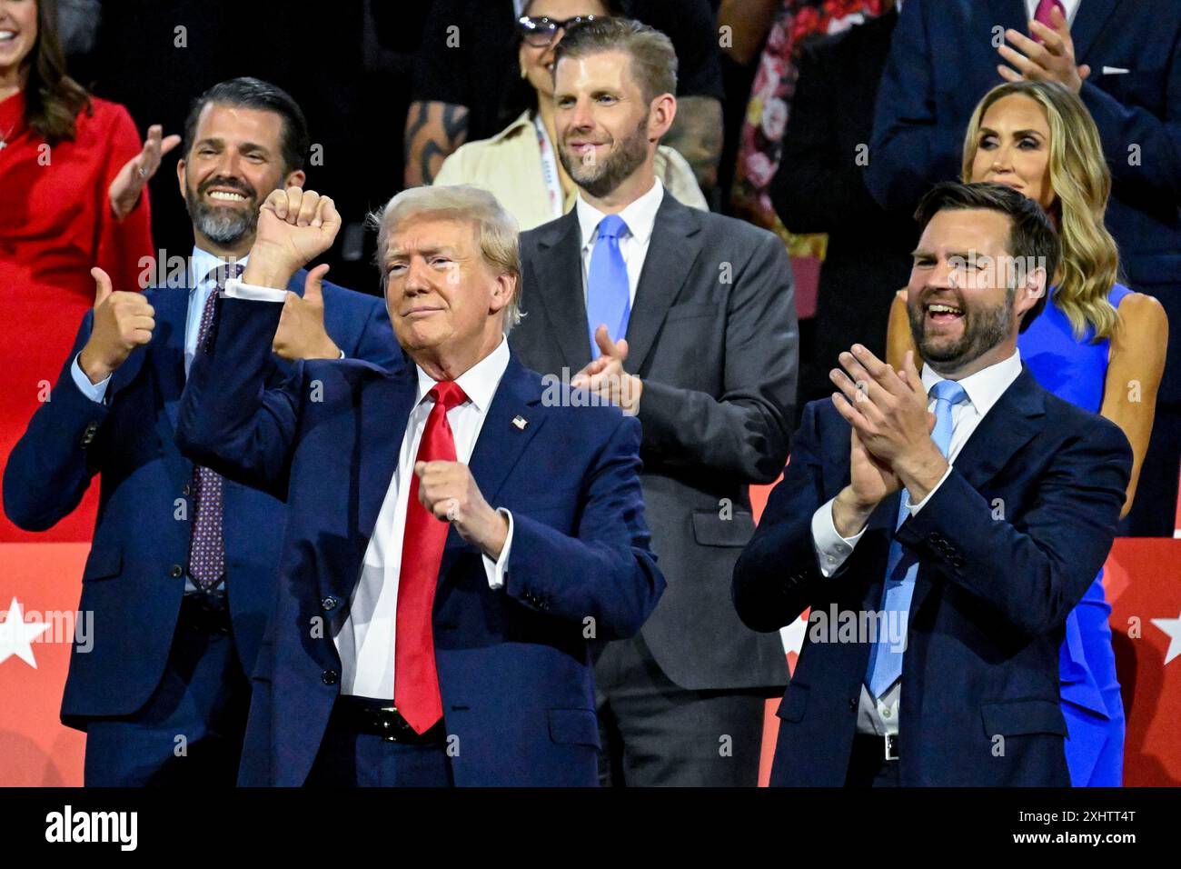 Milwaukee, États-Unis. 15 juillet 2024. Donald Trump Jr., Eric Trump et son épouse, Lara Trump, regardent l'ancien président Donald Trump, et le vice-président nommé JD Vance comparaître à la Convention nationale républicaine de 2024 au Forum Fiserv à Milwaukee, Wisconsin, le lundi 15 juillet 2024. La ville de Milwaukee accueille la Convention républicaine 2024 qui se déroulera du 15 au 18 juillet. Photo de Matt Martin/UPI crédit : UPI/Alamy Live News Banque D'Images