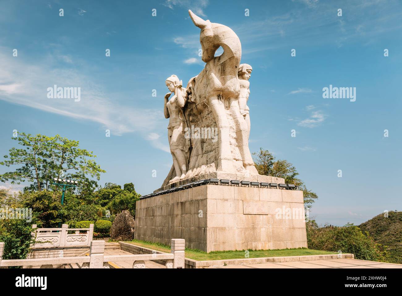 Sanya, île de Hainan, Chine. Monument Deer tournant la tête dans le parc Luhuitou. Légende chinoise de l'amour pur entre un chasseur masculin et une déesse fille tournant Banque D'Images