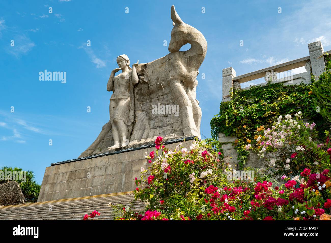 Chine île Hainan, symbole de la ville de Sanya, la fille et le cerf tournant la tête. 16 mai 2024, Sanya, Hainan, Chine. Banque D'Images